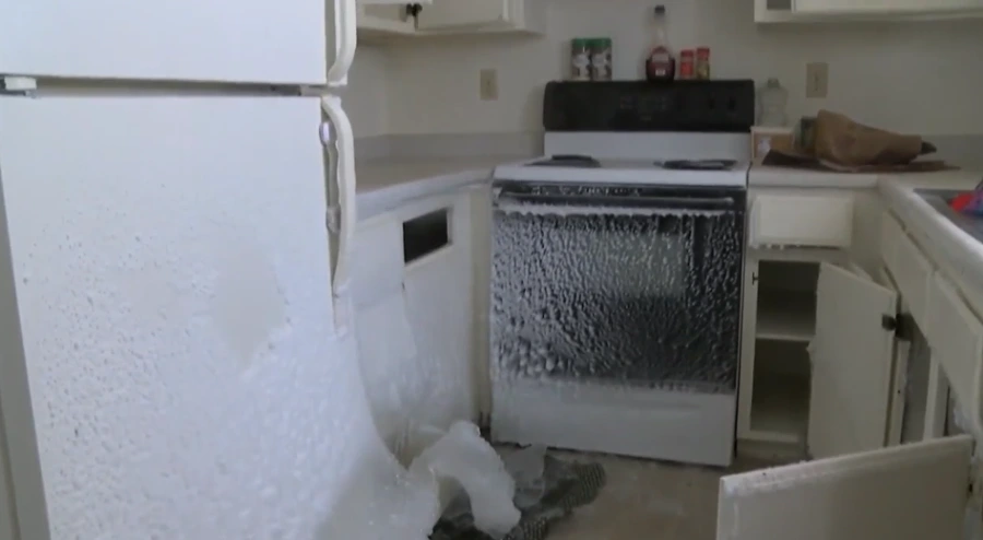 Burst pipe in a kitchen – what to do when a pipe bursts